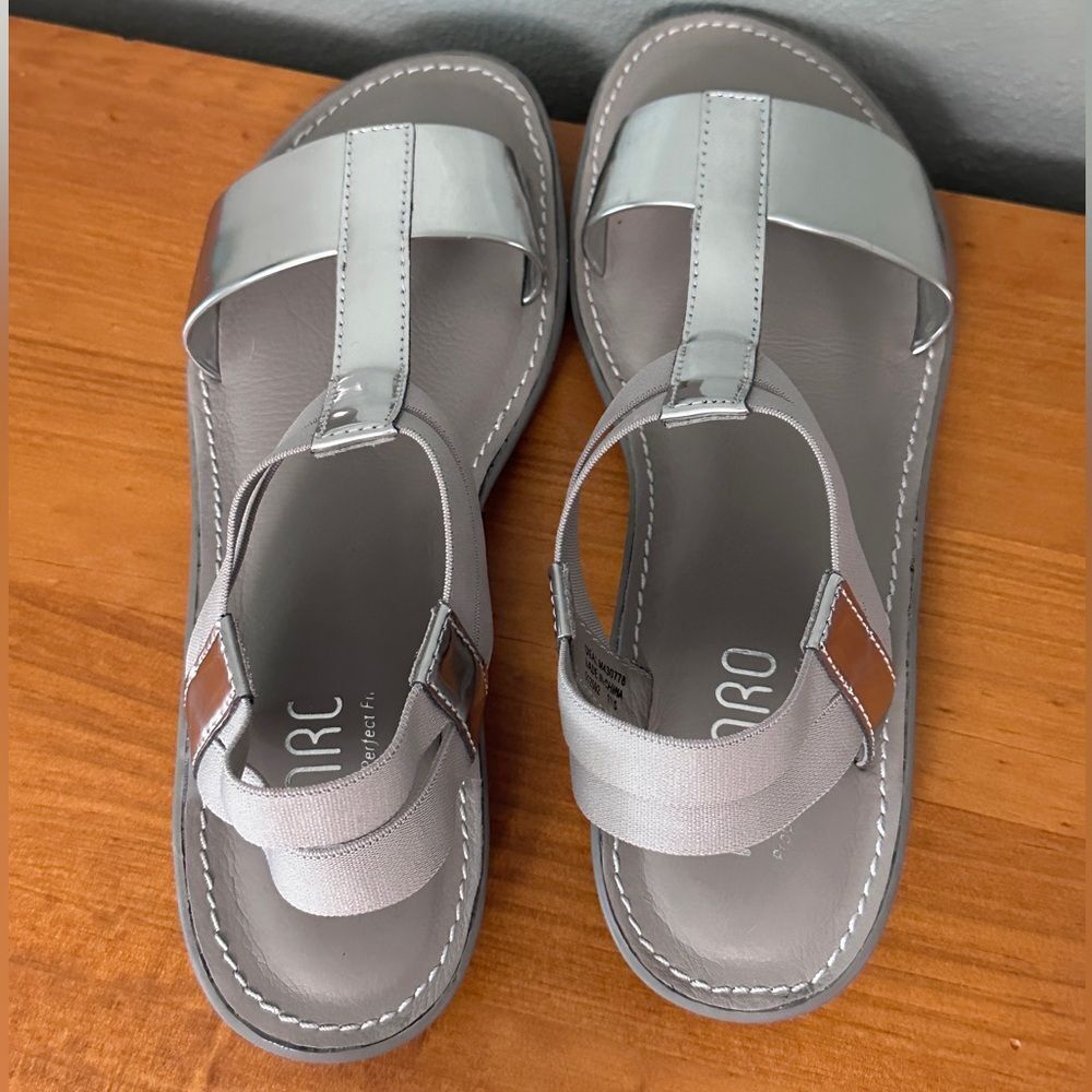 Women’s MUNRO silver leather flat sandals Size 7 - Picture 3 of 8